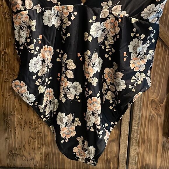 Seafolly
Splendor Long Sleeve Surfsuit - Picture 6 of 11